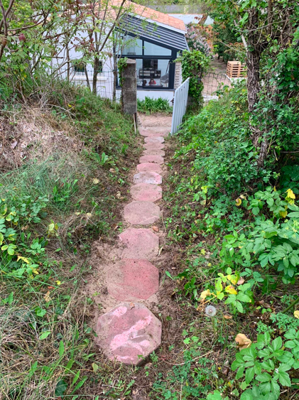 Sentier sableux bordé de pins menant à la plage de l’île d’Oléron, à proximité du logement.