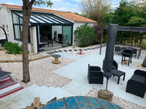 Vue extérieure de la maison de location “Le Bout au Vent” à Saint-Pierre d’Oléron, avec jardin et terrasse.