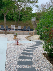 chemin d'accès de la maison “Le Bout au Vent” sur l’île d’Oléron, allée en gravier et plantes décoratives.