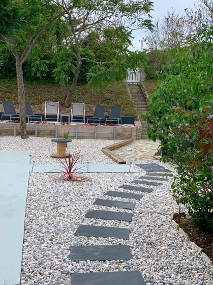 chemin d'accès de la maison “Le Bout au Vent” sur l’île d’Oléron, allée en gravier et plantes décoratives.