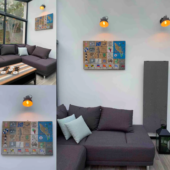 Canapé et décoration murale colorée dans le salon de la maison de location.