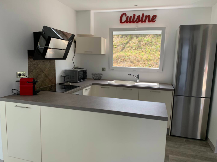 Cuisine ouverte moderne entièrement équipée dans la maison de vacances à Oléron.