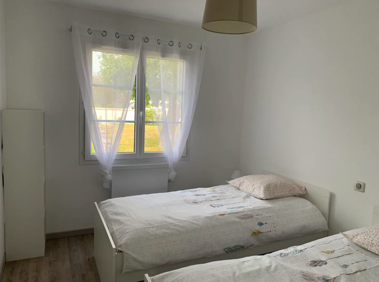 Chambre pour enfants ou amis avec deux lits simples dans la maison de vacances.