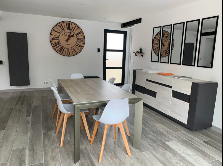 Pièce de vie spacieuse et lumineuse avec coin salon et salle à manger à Oléron.