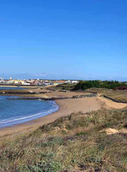 Paysage côtier avec sable et dunes au bord de l’océan Atlantique sur l’île d’Oléron.